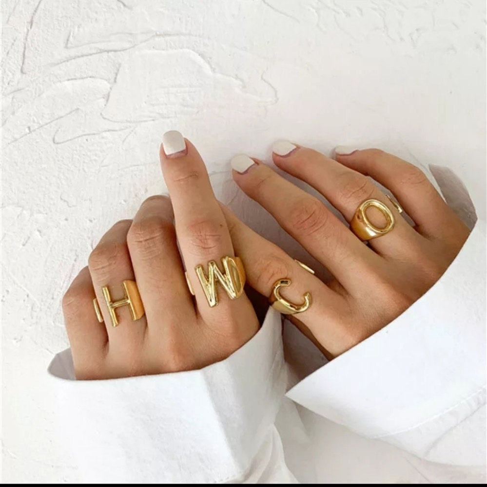 Gold intial/letter ring- "E"